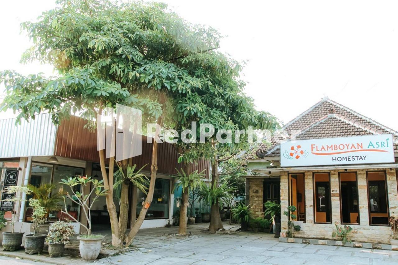 Hotel Flamboyan Asri Syariah Mitra Reddoorz Near Kampung Inggris Pare Exterior foto