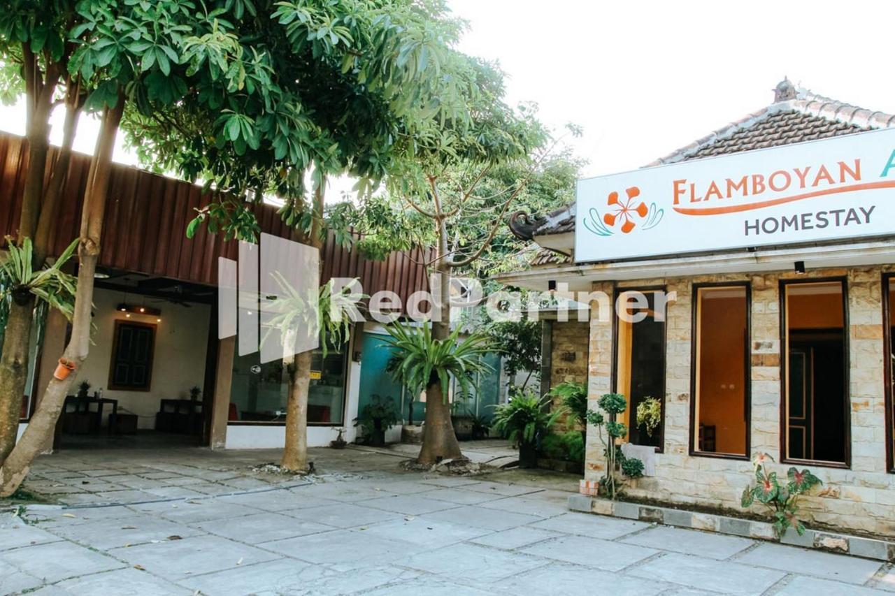 Hotel Flamboyan Asri Syariah Mitra Reddoorz Near Kampung Inggris Pare Exterior foto