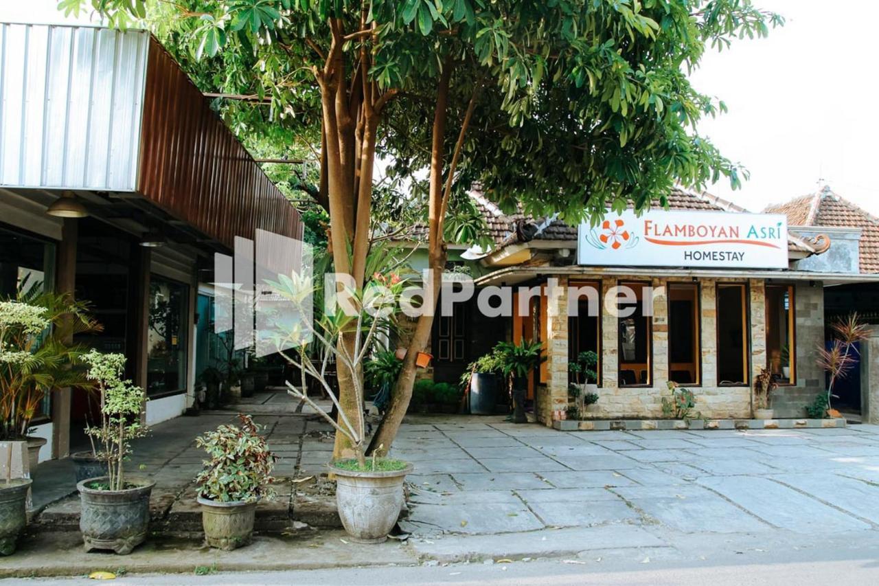 Hotel Flamboyan Asri Syariah Mitra Reddoorz Near Kampung Inggris Pare Exterior foto