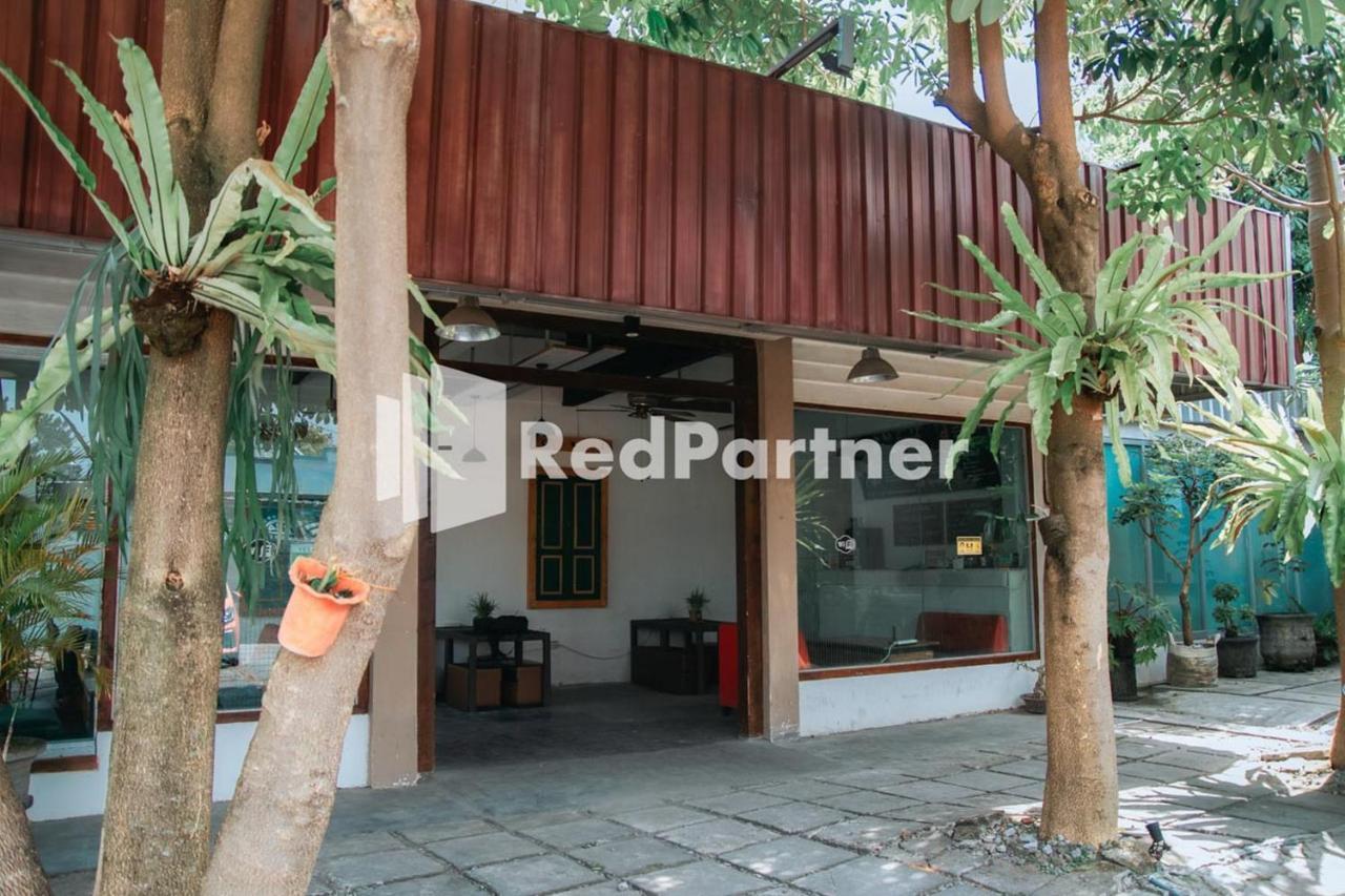 Hotel Flamboyan Asri Syariah Mitra Reddoorz Near Kampung Inggris Pare Exterior foto