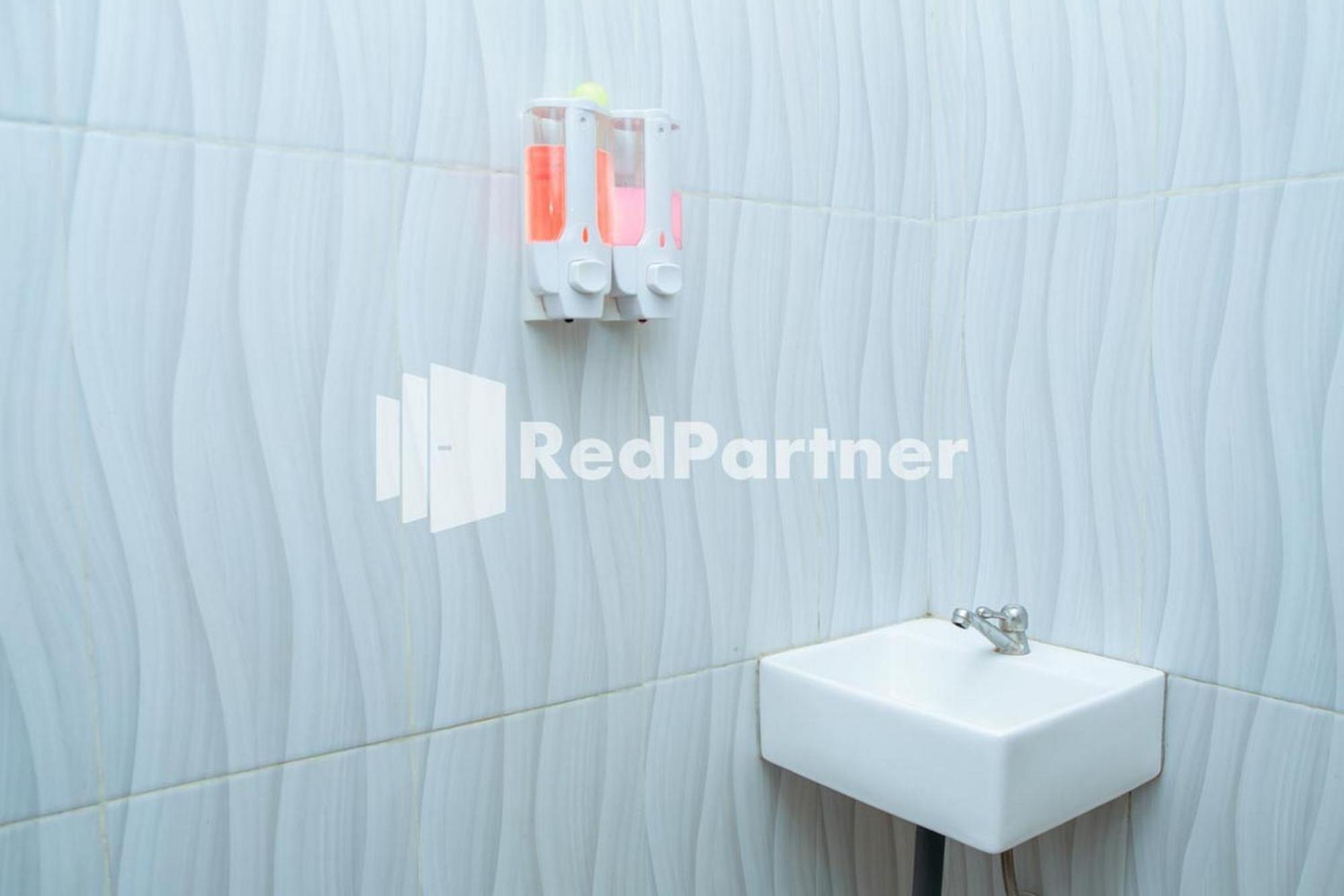 Hotel Flamboyan Asri Syariah Mitra Reddoorz Near Kampung Inggris Pare Zimmer foto